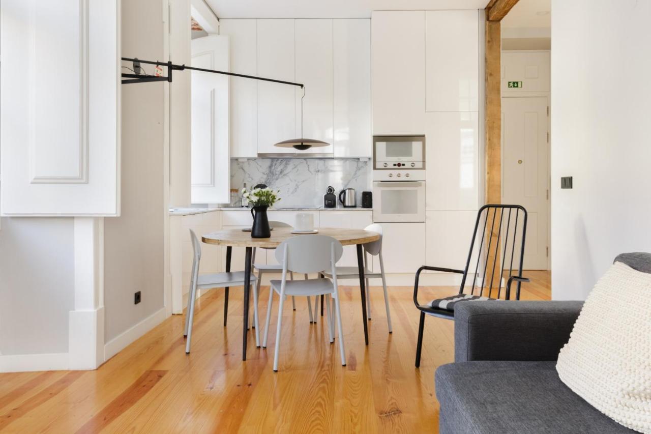 Update Urban Chic Flat In 19Th Century Building 2 Bedrooms & 2 Bathrooms & Ac Central Alfama District Lisbon Bagian luar foto