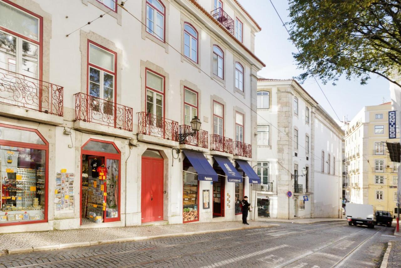 Update Urban Chic Flat In 19Th Century Building 2 Bedrooms & 2 Bathrooms & Ac Central Alfama District Lisbon Bagian luar foto