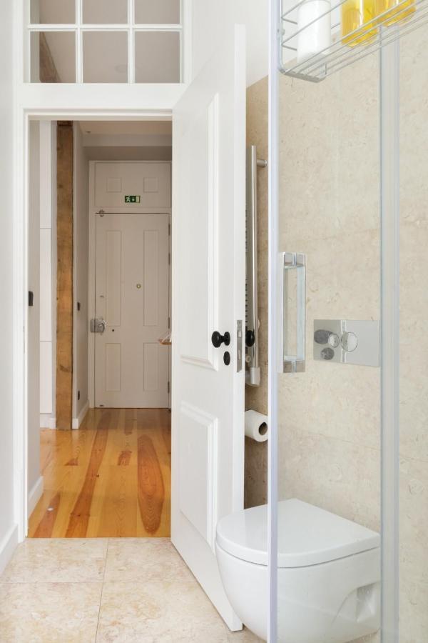 Update Urban Chic Flat In 19Th Century Building 2 Bedrooms & 2 Bathrooms & Ac Central Alfama District Lisbon Bagian luar foto