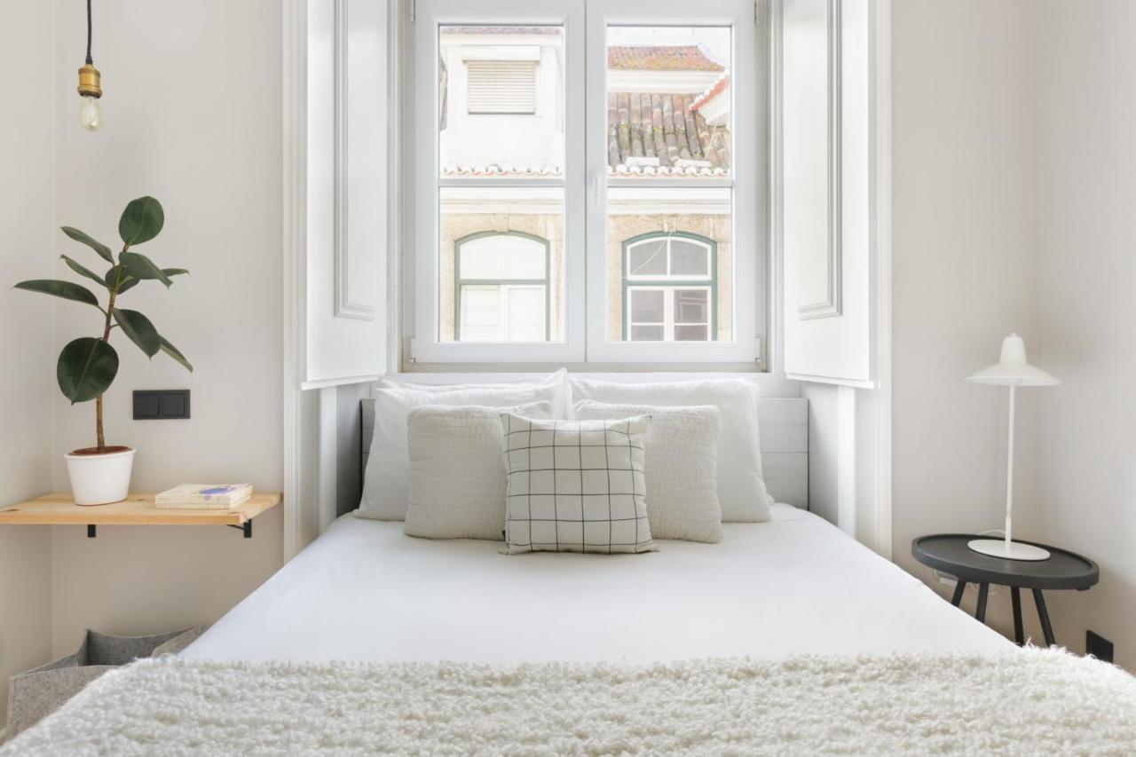 Update Urban Chic Flat In 19Th Century Building 2 Bedrooms & 2 Bathrooms & Ac Central Alfama District Lisbon Bagian luar foto