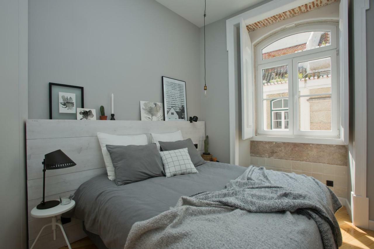 Update Urban Chic Flat In 19Th Century Building 2 Bedrooms & 2 Bathrooms & Ac Central Alfama District Lisbon Bagian luar foto