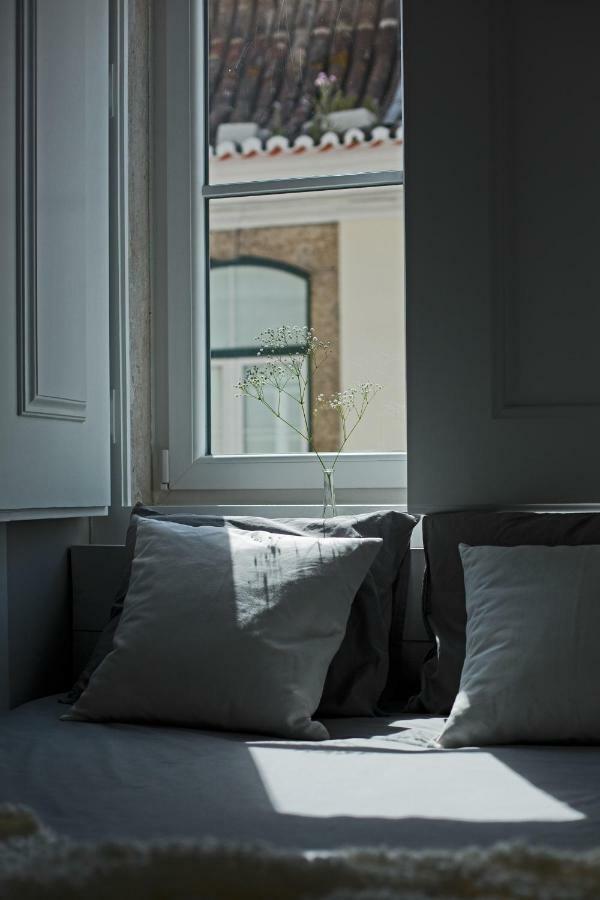 Update Urban Chic Flat In 19Th Century Building 2 Bedrooms & 2 Bathrooms & Ac Central Alfama District Lisbon Bagian luar foto