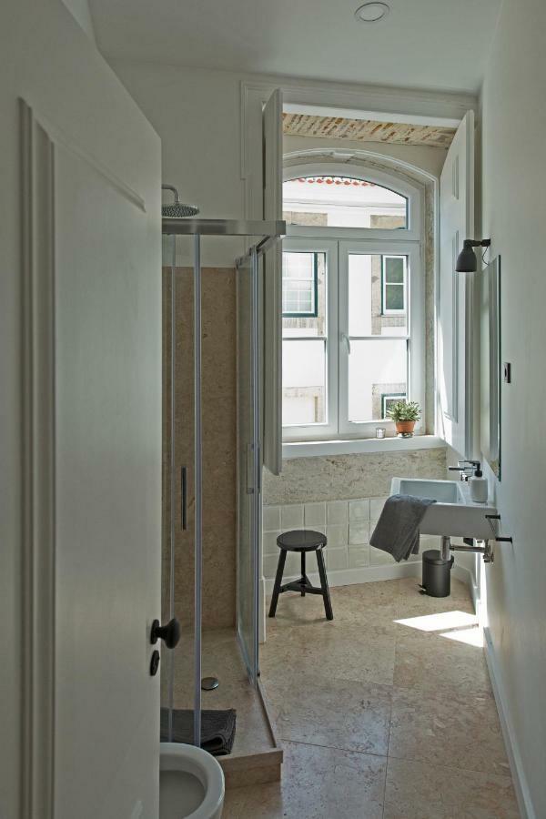 Update Urban Chic Flat In 19Th Century Building 2 Bedrooms & 2 Bathrooms & Ac Central Alfama District Lisbon Bagian luar foto