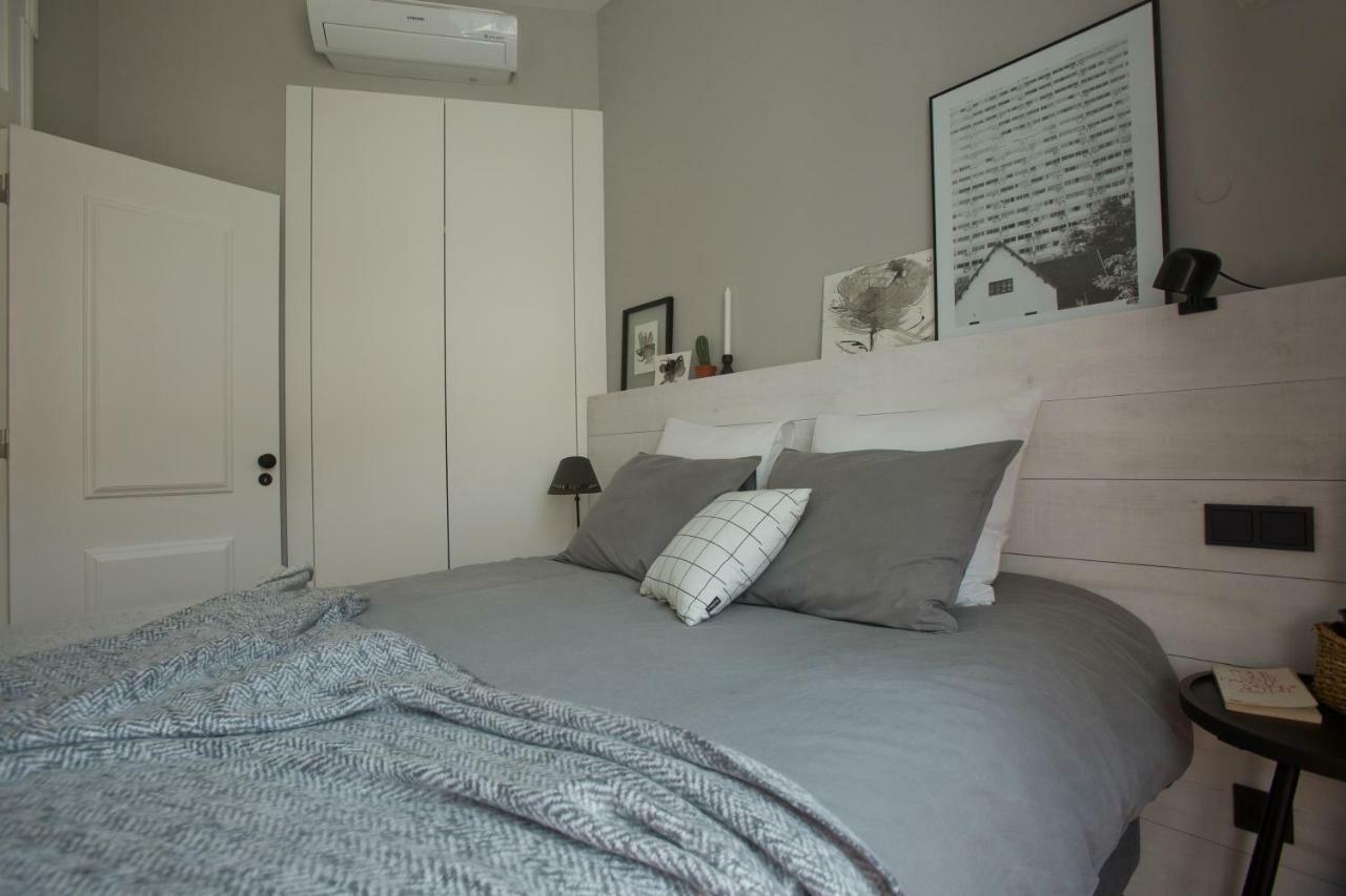 Update Urban Chic Flat In 19Th Century Building 2 Bedrooms & 2 Bathrooms & Ac Central Alfama District Lisbon Bagian luar foto